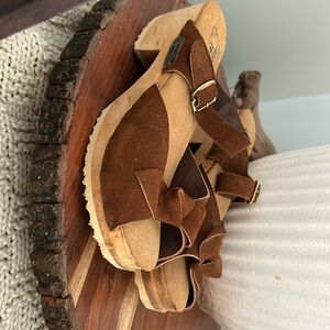 ADORABLE VINTAGE  BROWN LEATHER CLOGS